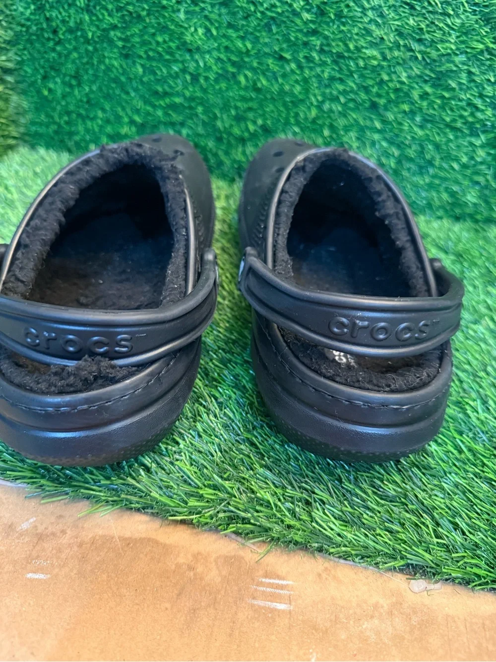Crocs unisex Black Slip-On faux fur lined Clog Shoes m 10.  W12